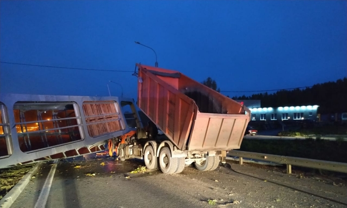 в городе Екатеринбург грузовой автомобиль КАМАЗ из-за поднявшегося кузова столкнулся с надземным пешеходным переходом